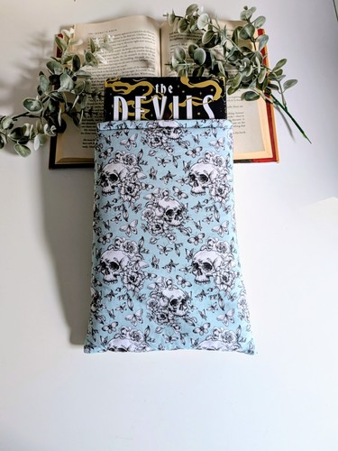Skull book sleeve large - book,